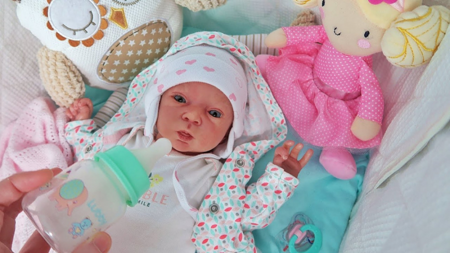 شیر دادن و سرگرم کردن نوزاد عر...