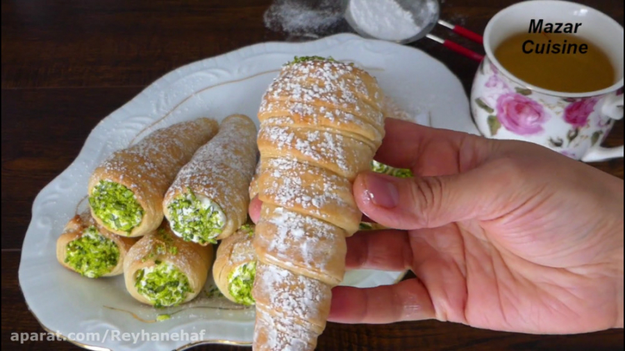 شیرینی قیفی