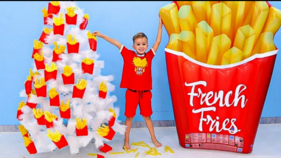 ولاد و نیکی درخت کریسمس را تزئ...