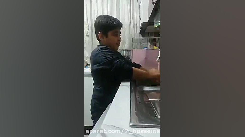 وضو گرفتن دانش آموز با درس داد...