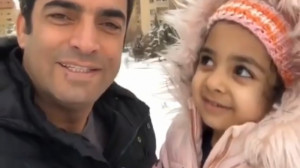 برف بازی منوچهر هادی با دخترش