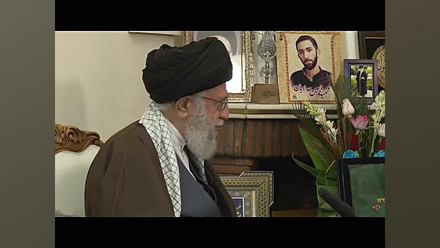 حضور مقام معظم رهبری در منزل ش...