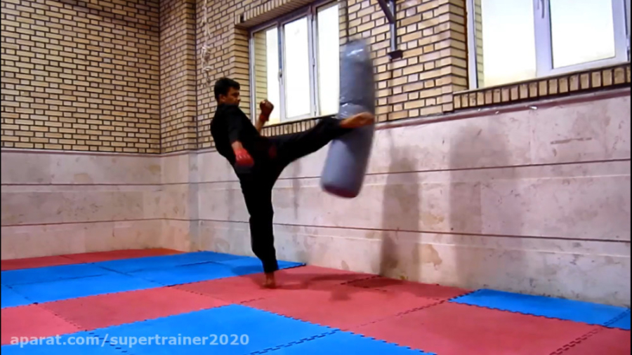 کار با کیسه بوکس و ضربات پا در...