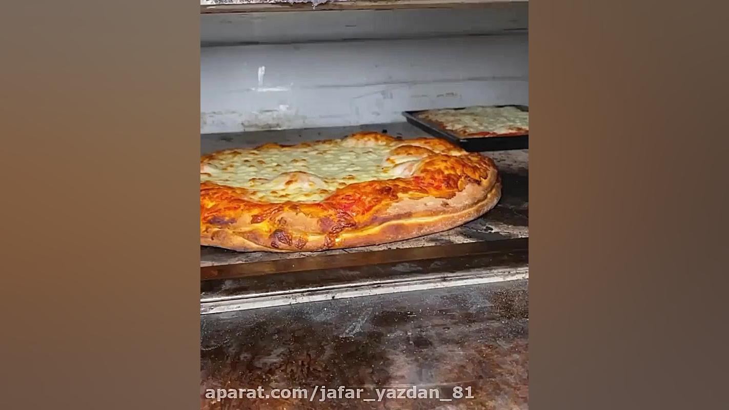 برش و بسته یه پیتزا غول