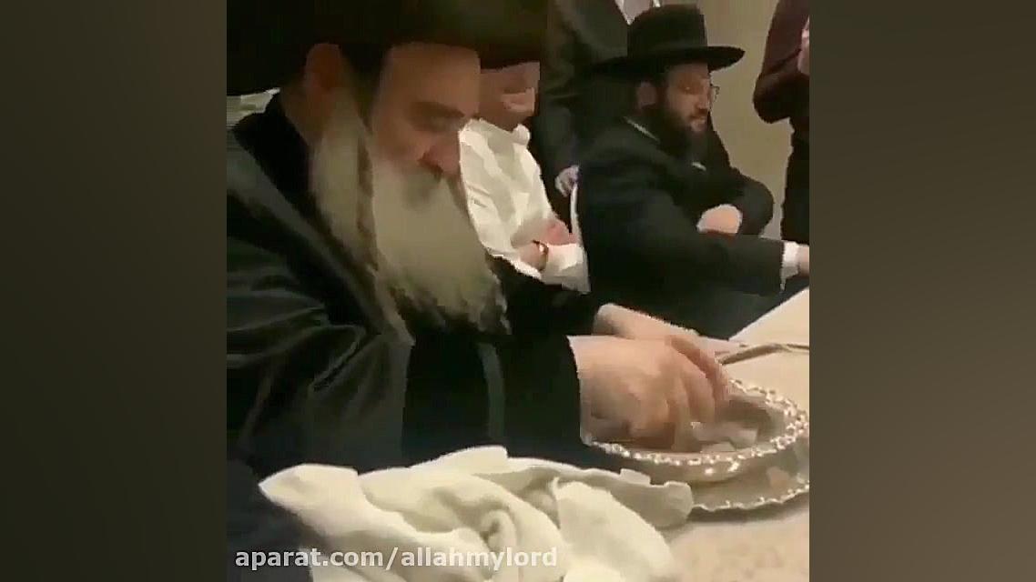 تبرک سکه توسط حاخام یهودی و پر...