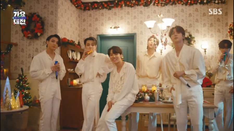 اجرای اهنگ Life Goes On از بی...