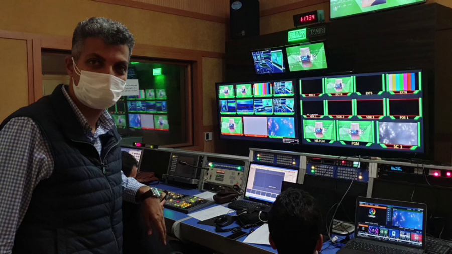 عادل فردوسی&zwnj;پور در پشت&zw...