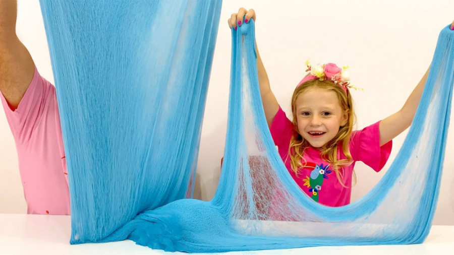 ناستیا و پدر در حال بازی با اس...