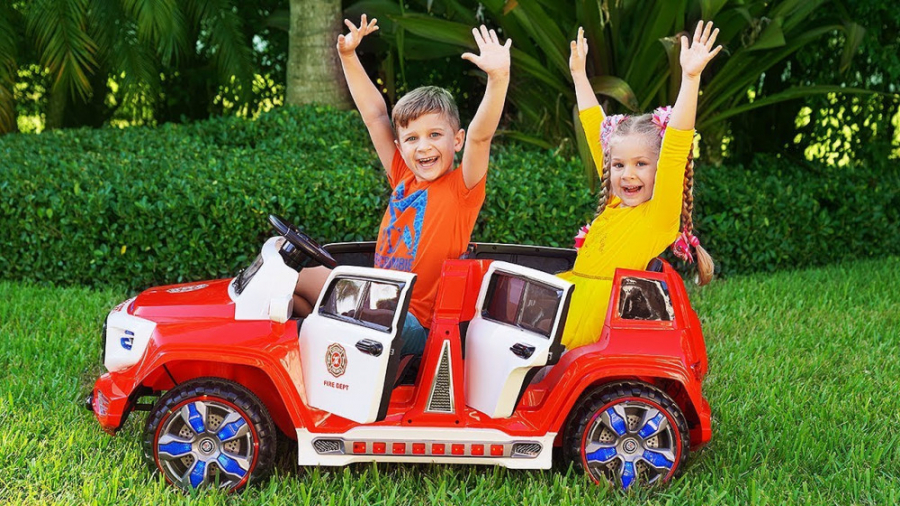 دیانا و روما با اسباب بازی های...