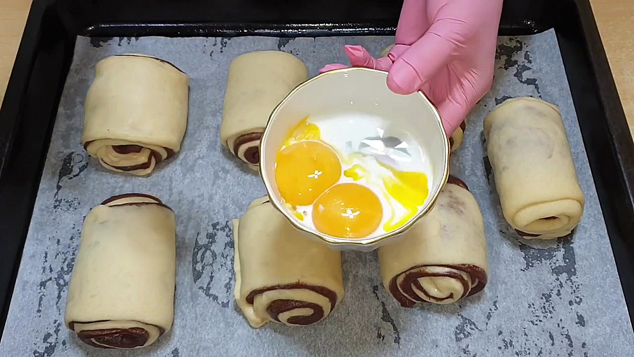 طرز تهیه شیرینی بریوش دو رنگ ن...