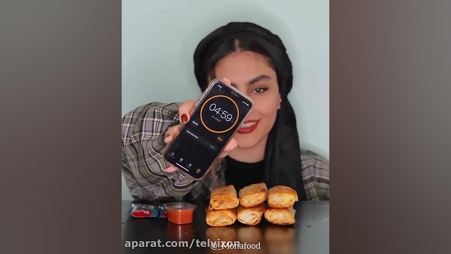 اسمر خوردن خوراکی های پنیری در...