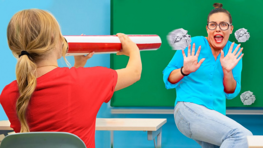 دانش آموزان در مقابل معلم  13...