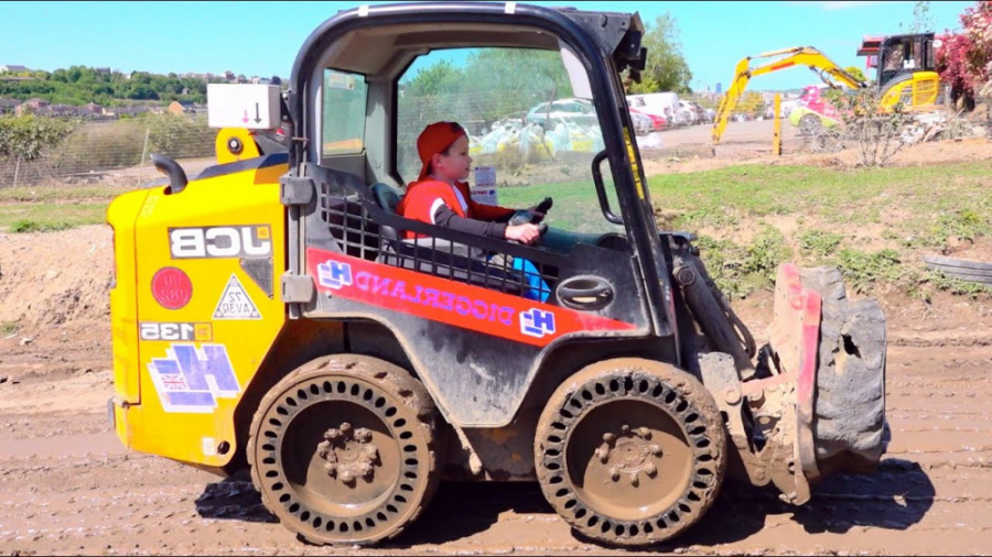 مکس و دستگاه بیل مکانیکی واقعی