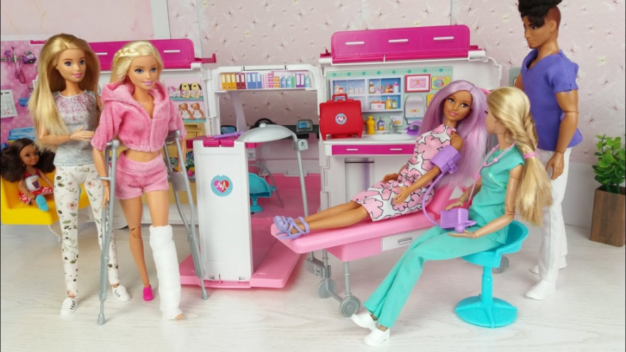 عروسک های باربی با آمبولانس به...