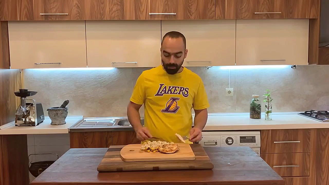 گریل مرغ با سیب‌زمینی و سس قار...