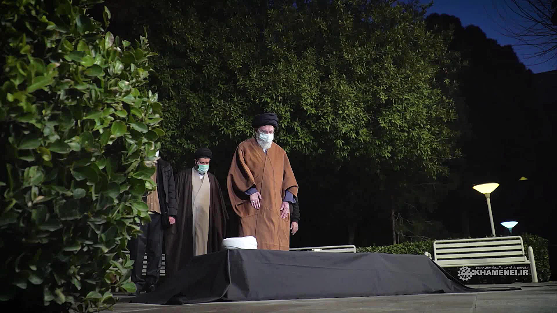 اقامه نماز رهبر انقلاب بر پیکر...