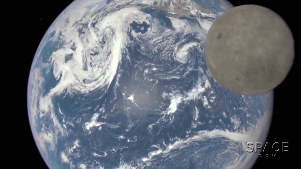 تایم لپس گذر ماه از مقابل زمین