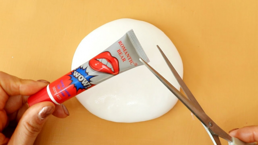 سرگرمی با لوازم آرایشی و اسلای...