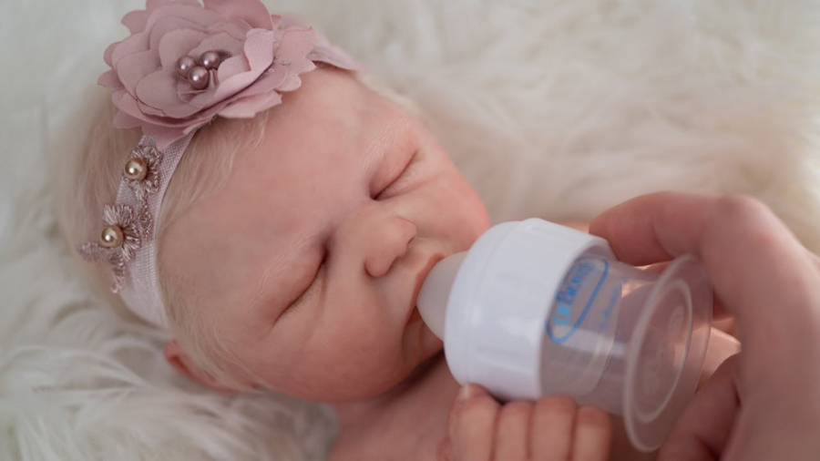 شیر دادن و لباس پوشیدن برای عر...