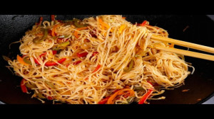 دستورالعمل نودل با سبزیجات:: آ...