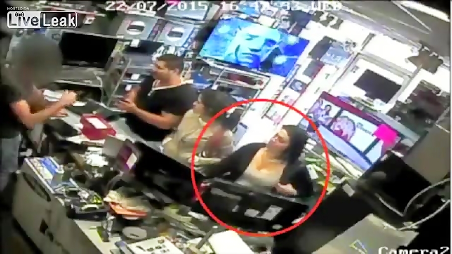 لو رفتن خانم دزد حین سرقت گوشی...