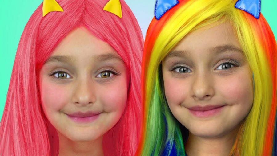 ساشا لباس می‌پوشد و اسباب بازی...