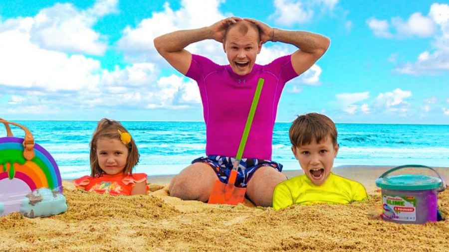 مکس و بابا با کیتی در ساحل باز...