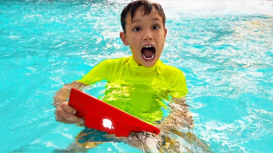 مکس آیپد خود را در استخر پیدا...