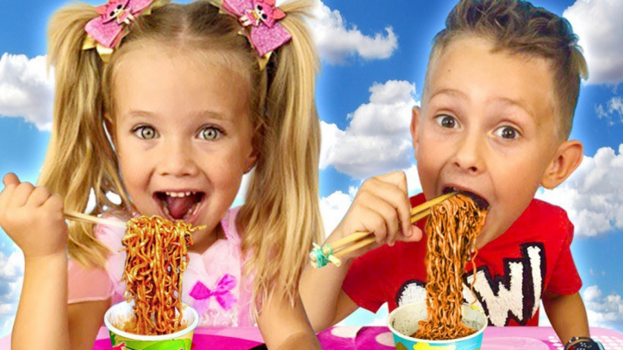 ساشا در حال پختن نودل سیاه در...