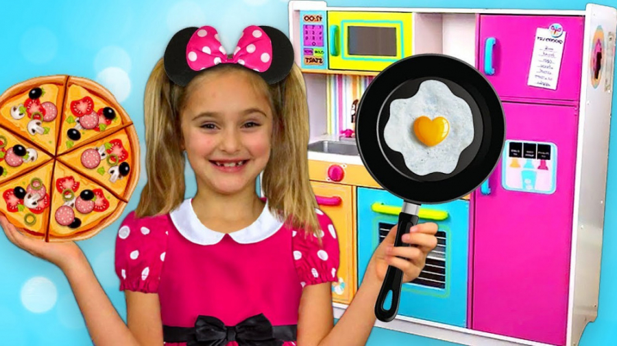 ساشا به مهمانی مینی و میکی موس...