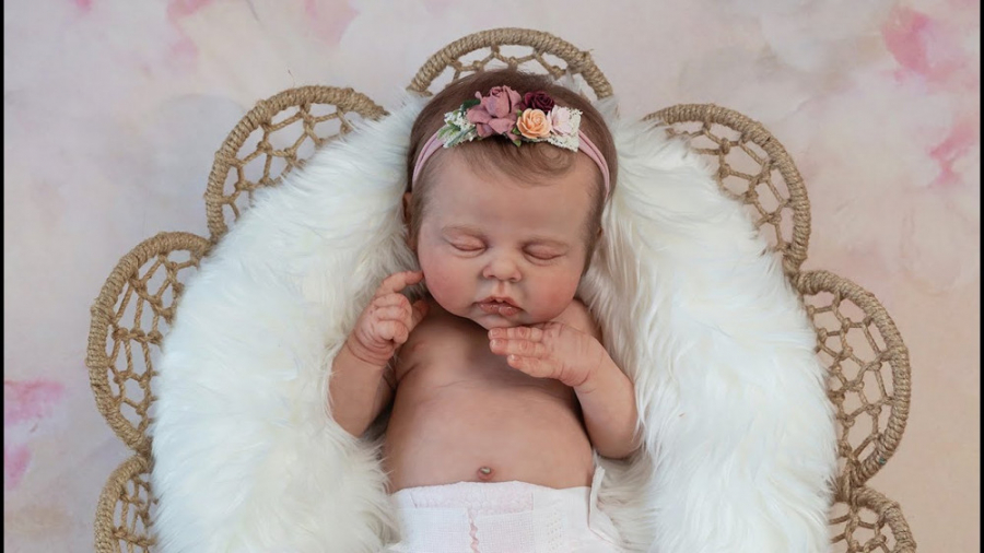 نوزاد عروسکی در اندازه واقعی