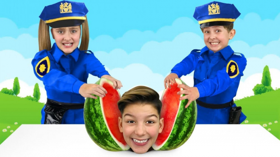 ساشا و مکس با پدر در نقش پلیس...