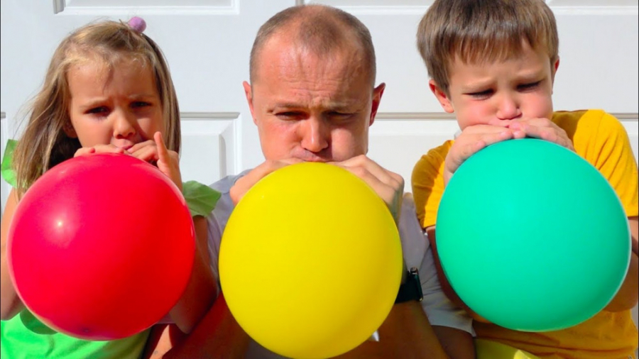 زمان بازی بچه ها با بابا و باد...