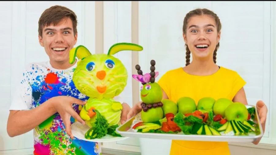 ناستیا و آرتم با سبزیجات آشپزی...