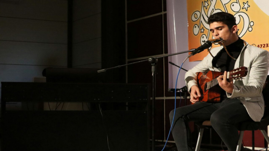 اجرای اهنگ احساسی و عاشقانه با...