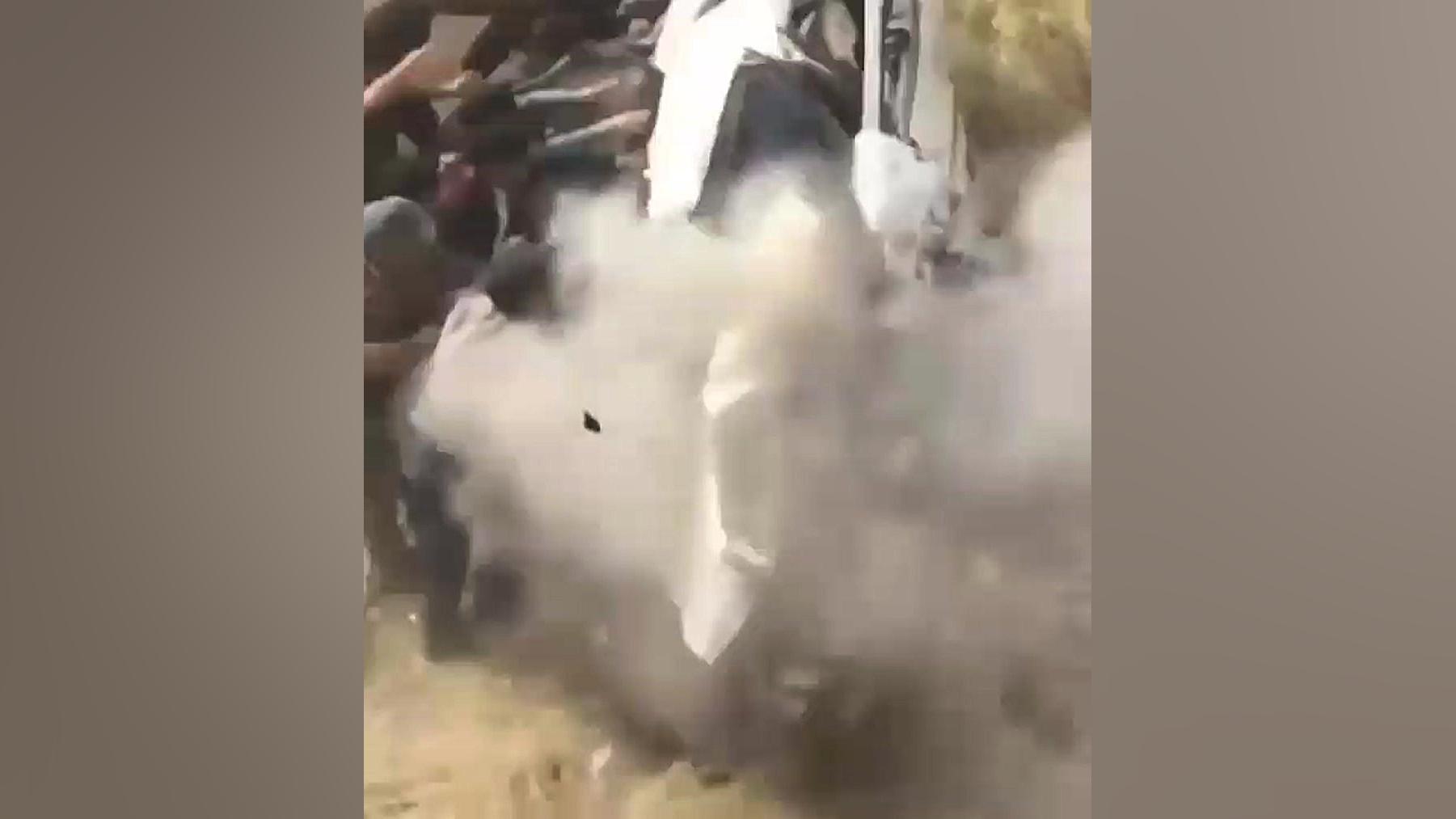 نجات راننده از خودروی آتش گرفت...