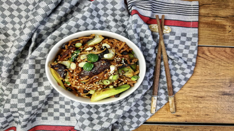 نودل با كلم پاك چوی و قارچ