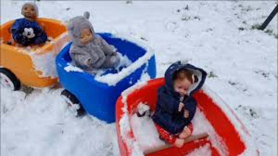 امیلی  برف بازی امیلی و عروسک...