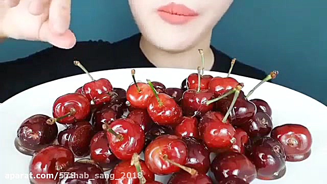 چالش خوردن خوراکی گیلاس