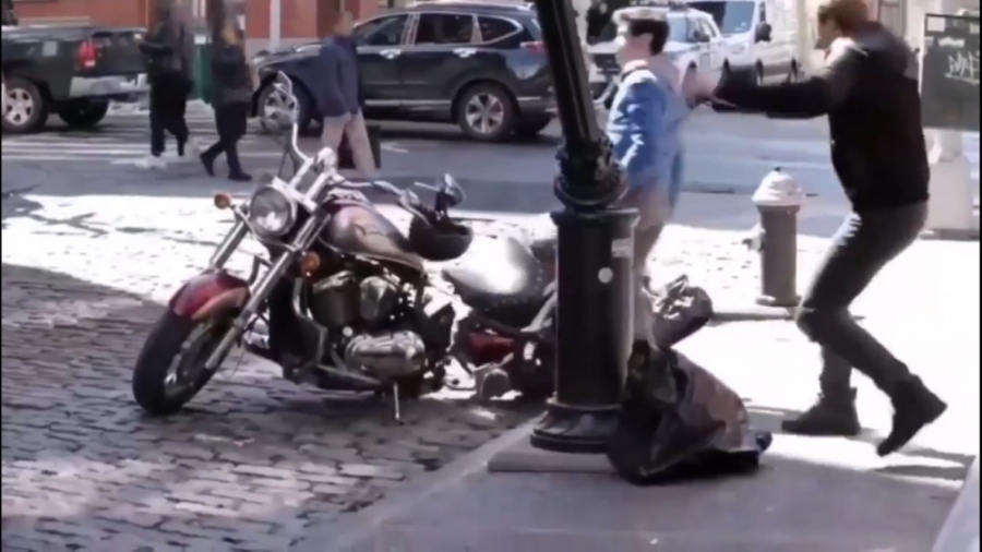 دربین مخفی با مشت زد موتورو نص...