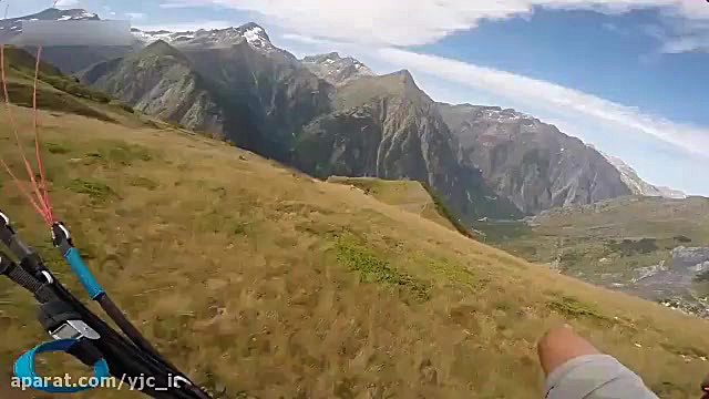 چتربازی خطرناک در رشته کوه&zwn...