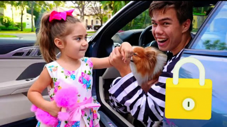 ناستیا به عنوان پلیس به کودکان...