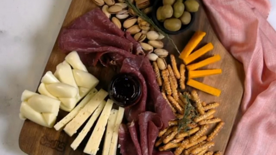 یه تخته مزه زیبا با پنیرهای لذ...