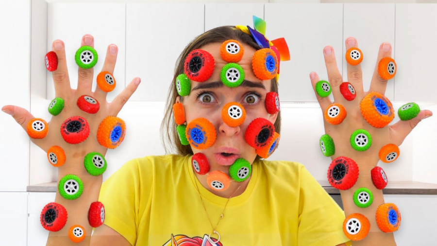 وقتی اسباب بازی ها روی صورت ما...