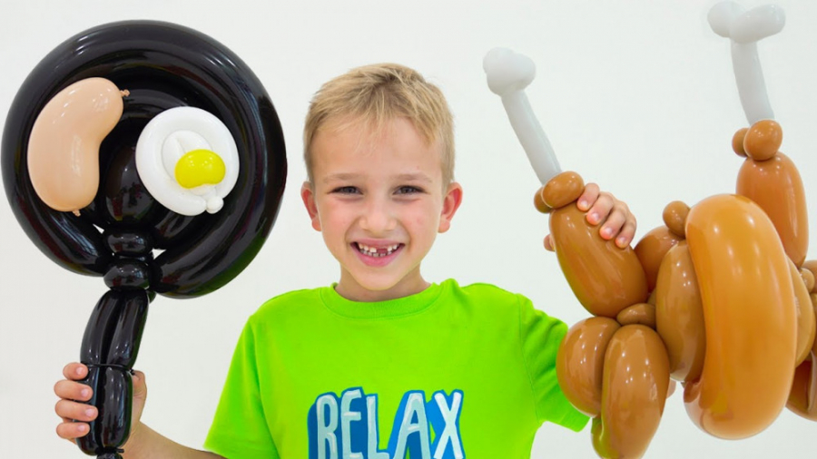 بازی کردن با اسباب بازی های با...