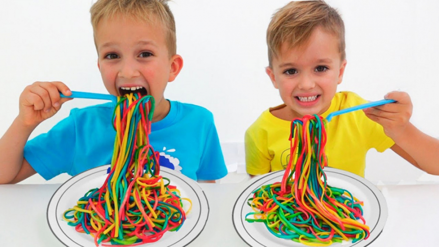 ولاد و مامان نودل یکرنگ میخواه...