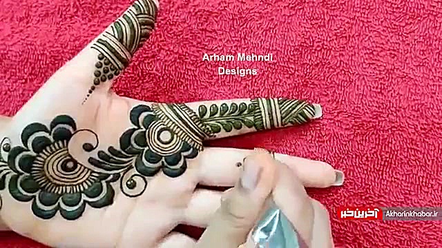 کشیدن نقش روی دست با حنا هندی