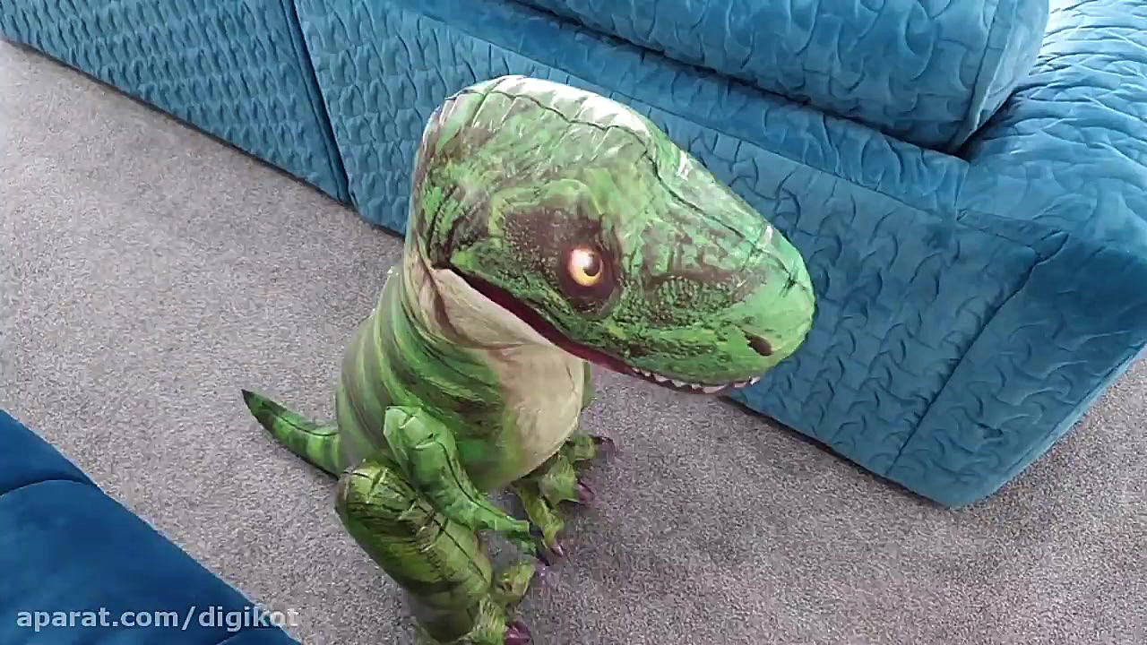 امیلی و آبجی  دایناسور غول پیک...