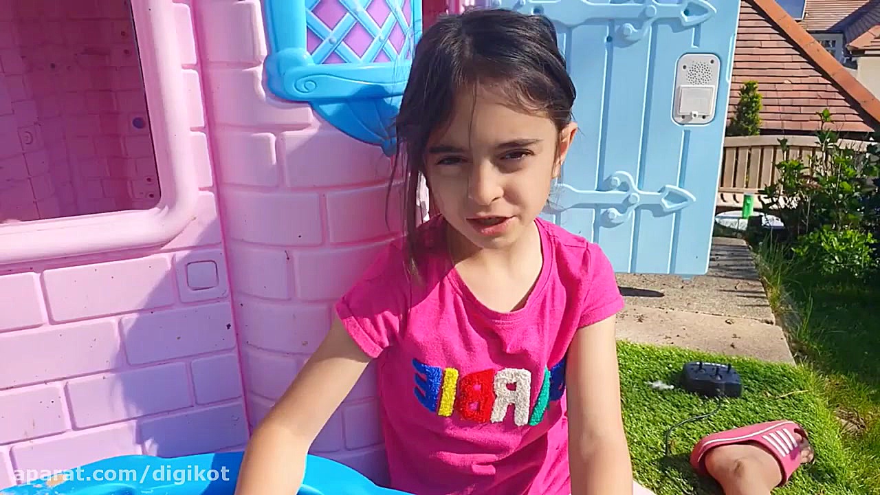 امیلی و آبجی  بازی با عروسک تو...