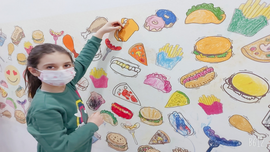 نقاشی و رنگ روی دیوار